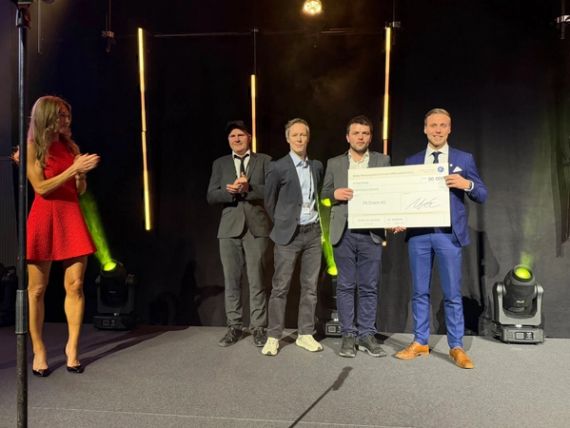 Astrid Janbu fra If, og Julie Brodtkorb, delte ut prisen under Festmiddagen