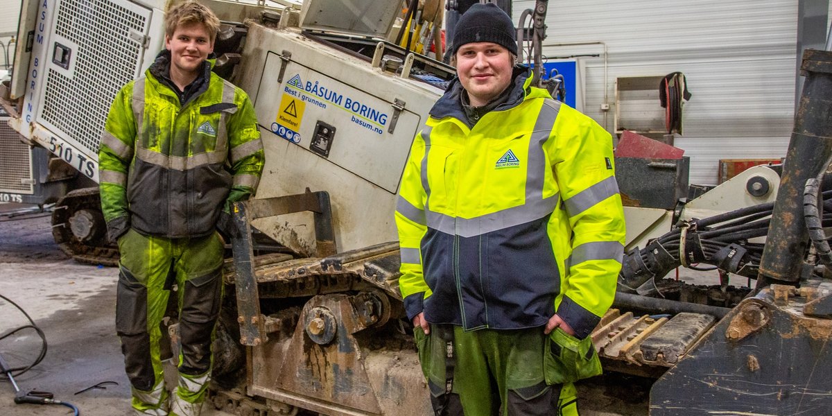 Anleggsmaskinmekanikerlærlingene Ole Viksbråten (t.v) og Simen Engh Nyhus (Foto: Runar F. Daler, Anleggsmaskinen)