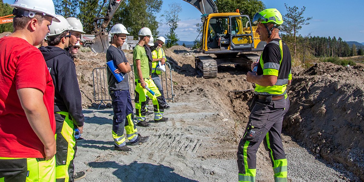 OKABs Benny Engelstad instruerer elever på Sikkerhetsuka. Foto: Runar Daler, Anleggsmaskinen