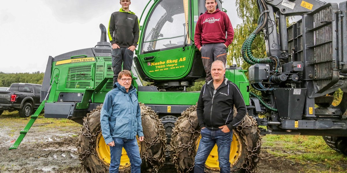 Bak fra venstre: Lærlingene Martin Næsbø (18) og Sondre Winum (19). Foran fra venstre: Olav Asklund i OKAB Trøndelag og daglig leder Torkil Næsbø. (Foto: Runar F. Daler, Anleggsmaskinen)