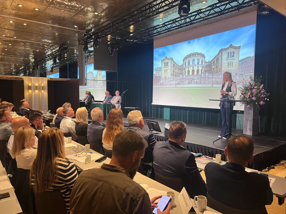 Julie Brodtkorb med sin tale til forsamlingen