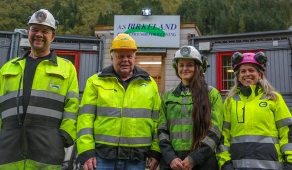 Fra venstre: Formann Bjørn Erik Sleire, daglig leder Håkon Birkeland, anleggsleder Hanne Sofie Strømme og opplæringskonsulent Katrine Bjønnes Larsen fra OKAB. (Foto: Runar F. Daler, Anleggsmaskinen)