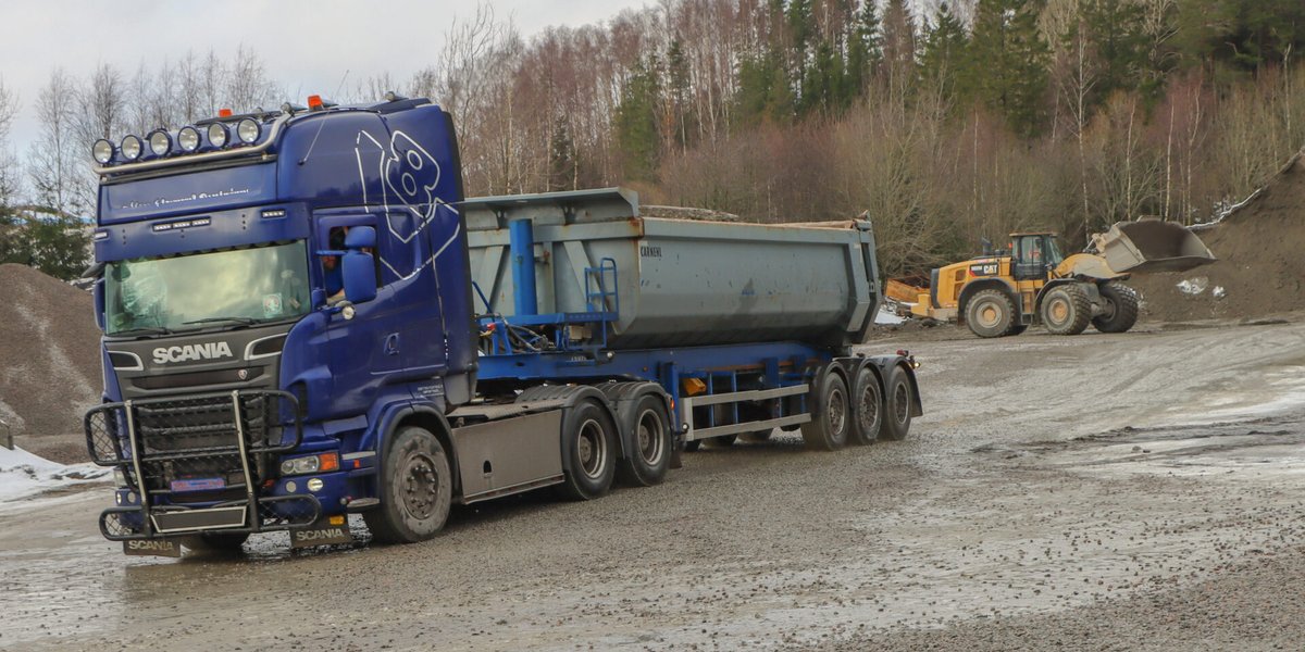 De nye totalvektene gjelder blant annet ikke for tippsemi, som blir mye brukt i anleggskjøring. (Foto: Njål Hagen)