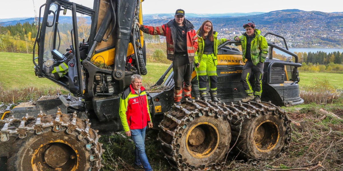 Daglig leder Ole Bertil Reistad (på bakken) har funnet plass til tre lærlinger i bedriften, fra venstre: Emil Jarholm (20), Maren Aamodt Nilsen (19) og Knut Markeng Bjørge (18). (Foto: Runar F. Daler, Anleggsmaskinen)
