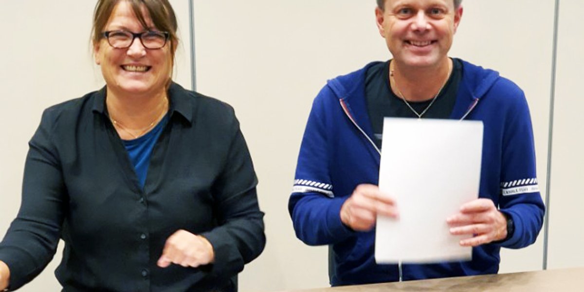 Forhandlingslederne hhv. Forbundsleder i NAF Anita Johansen og Hovedstyremedlem i MEF og daglig leder i Dovre Entreprenør AS, Geir Arne Lodgaard.