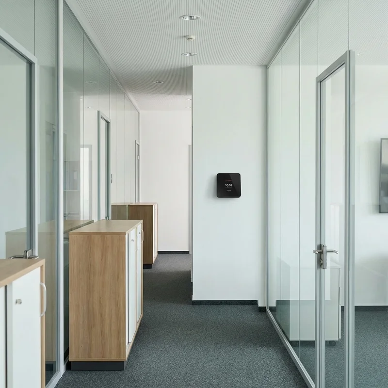 Zeiterfassungsterminal im Maklerbüro – Einstempeln in Sekunden