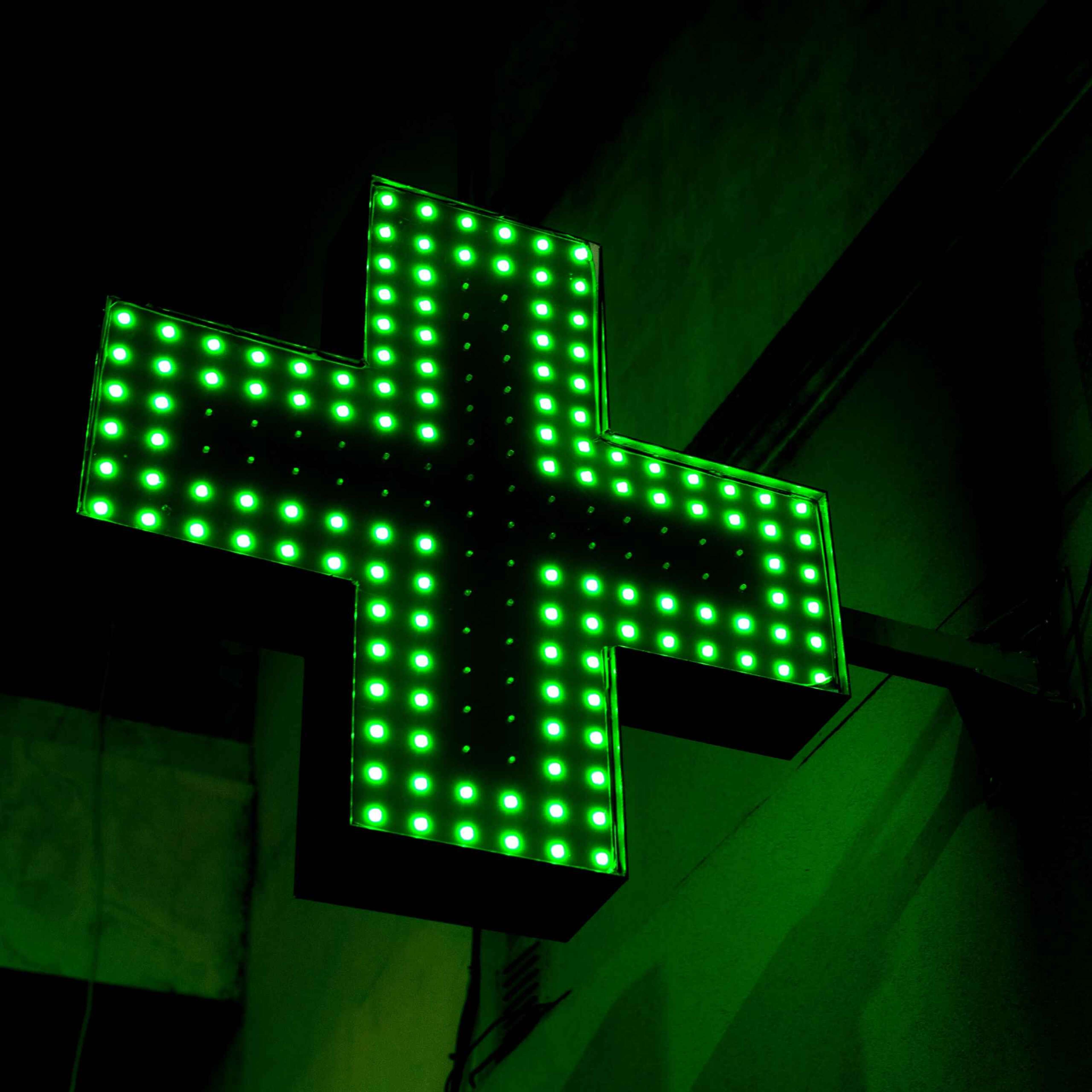 Signalétique-extérieure-pour-pharmacie-medd-agencement-de-pharmacie