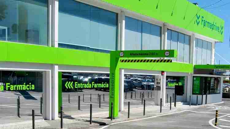 FarmaDrive: how to design the pharmacy drive-thru?