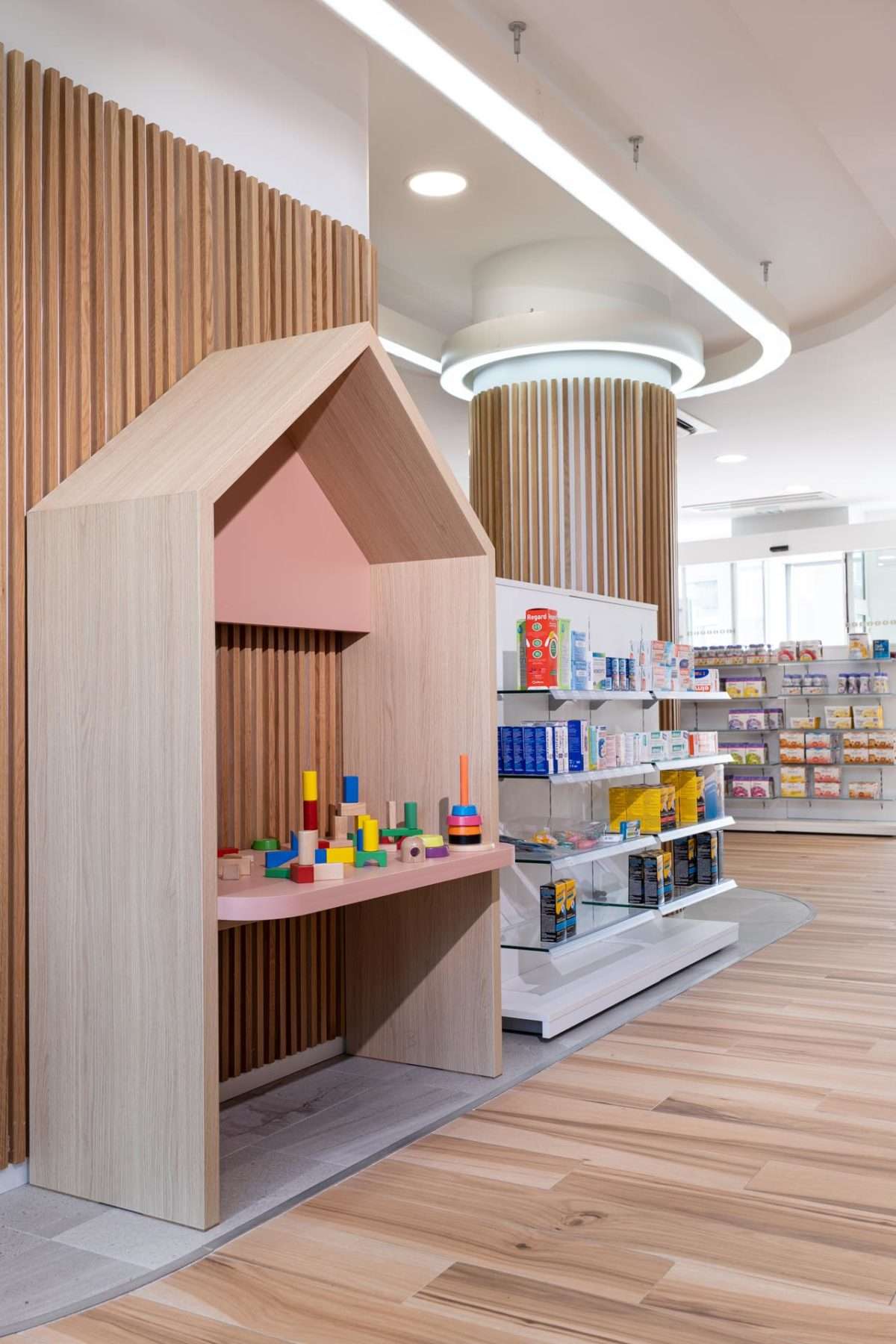 farmácia-sensorial-Pharmacie-de-lOrnain_Mai2022_AgenceMEDD-PSA26850PhotoChristopheMonterlos-1200x1800