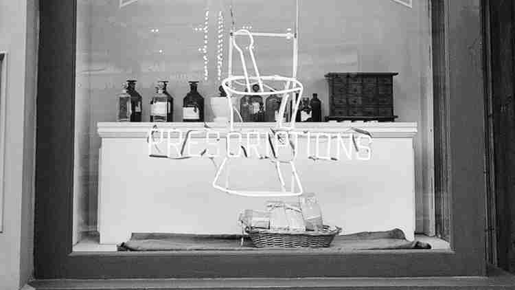 Pharmacy Storefront: decorating tips for 2024