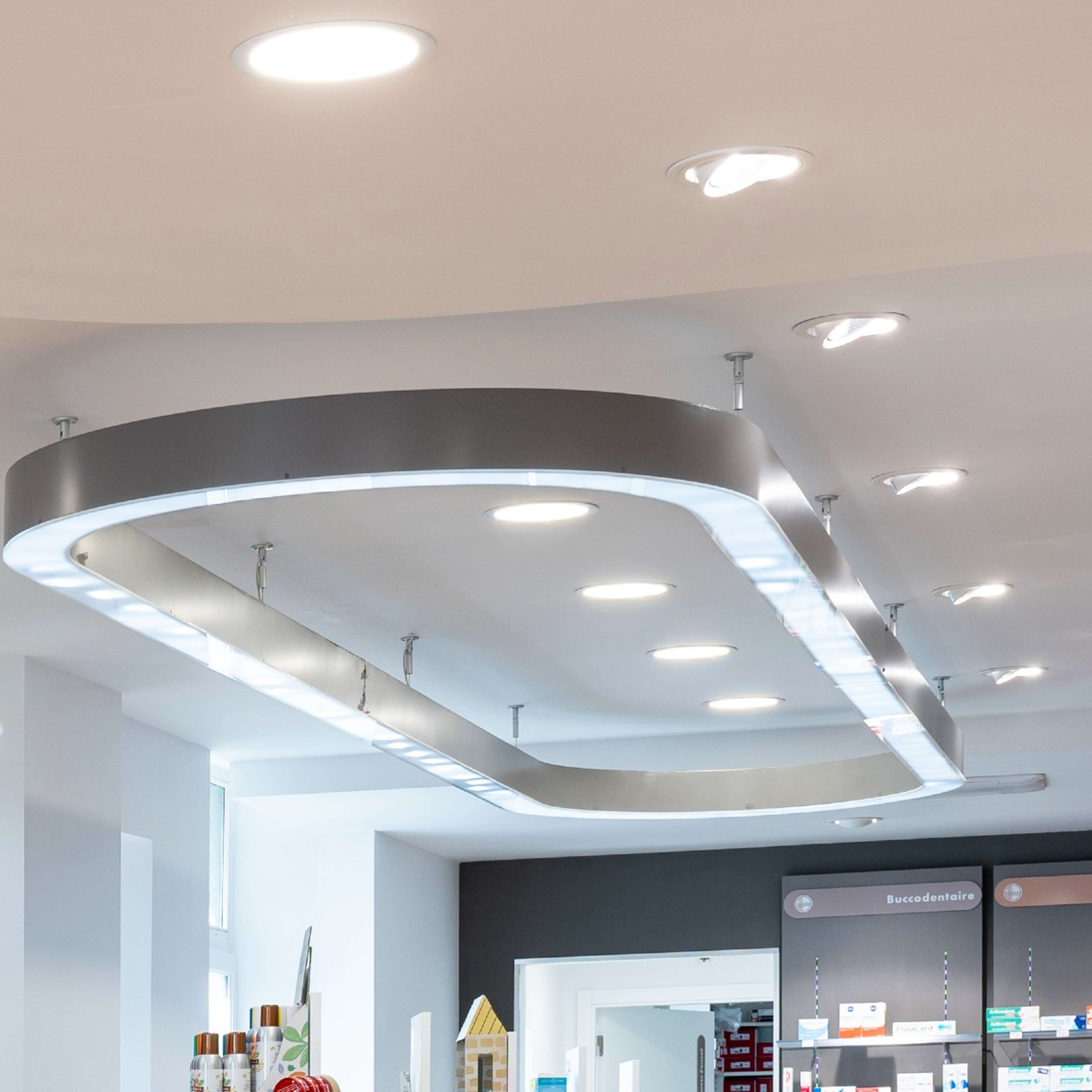 Pharmacie de l'Ornain, luz na decoração de interiores, remodelacao de espaços comerciais.