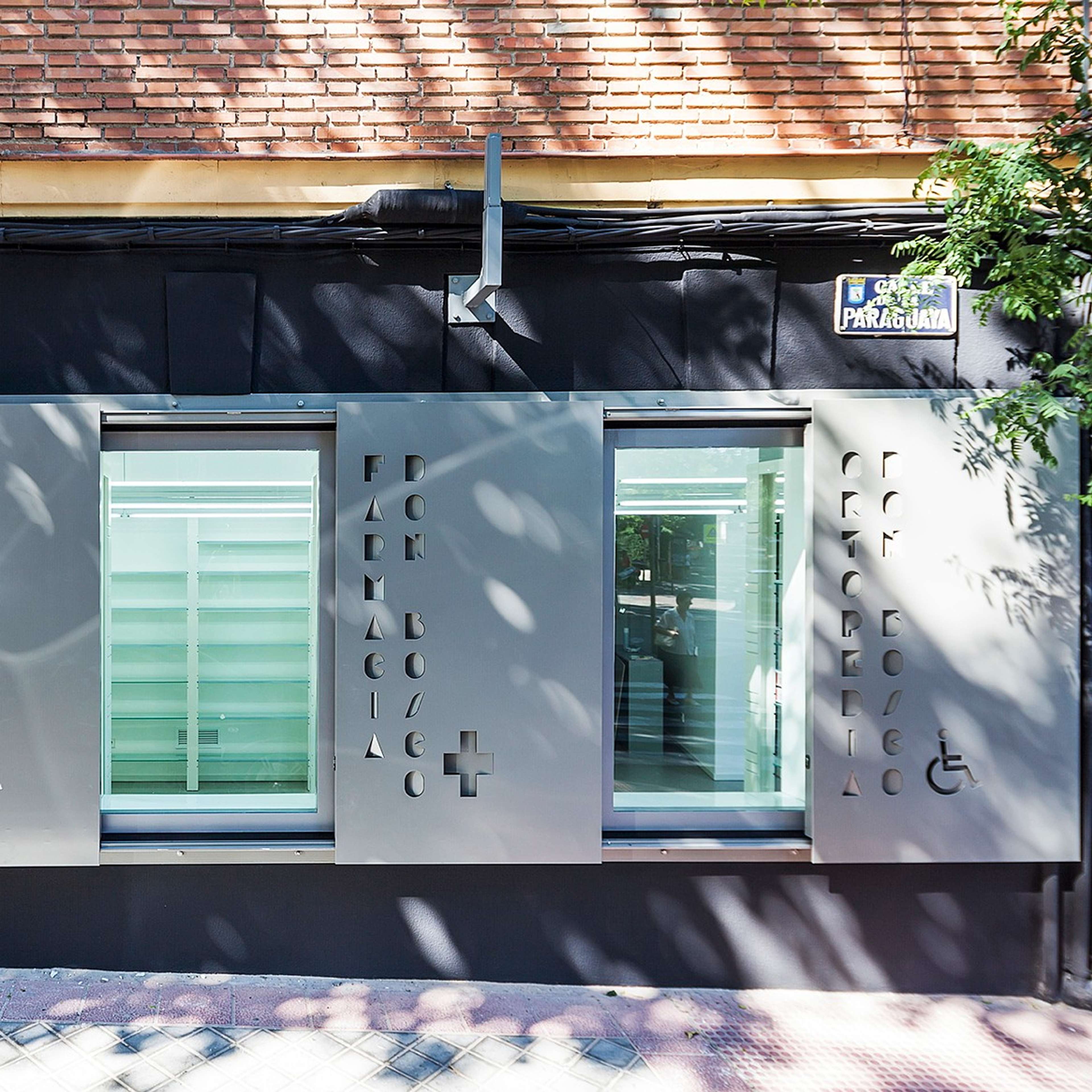 fachada_Farmácia_Calle Ronda Don Bosco_Madrid_BLOG_MENTION_MEDD_2022_2