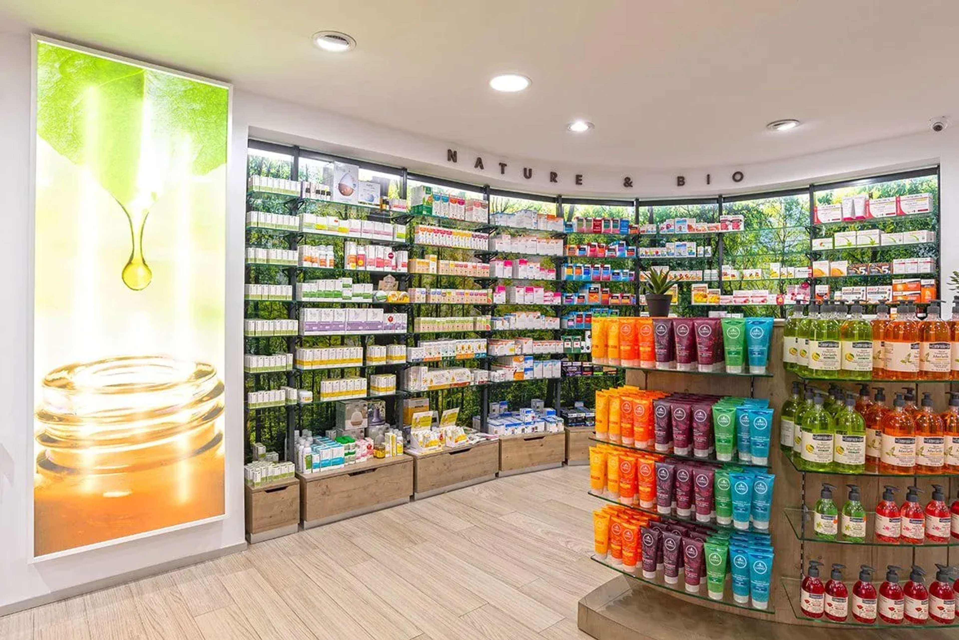 Imagem de estantes com luz e produtos de verão 