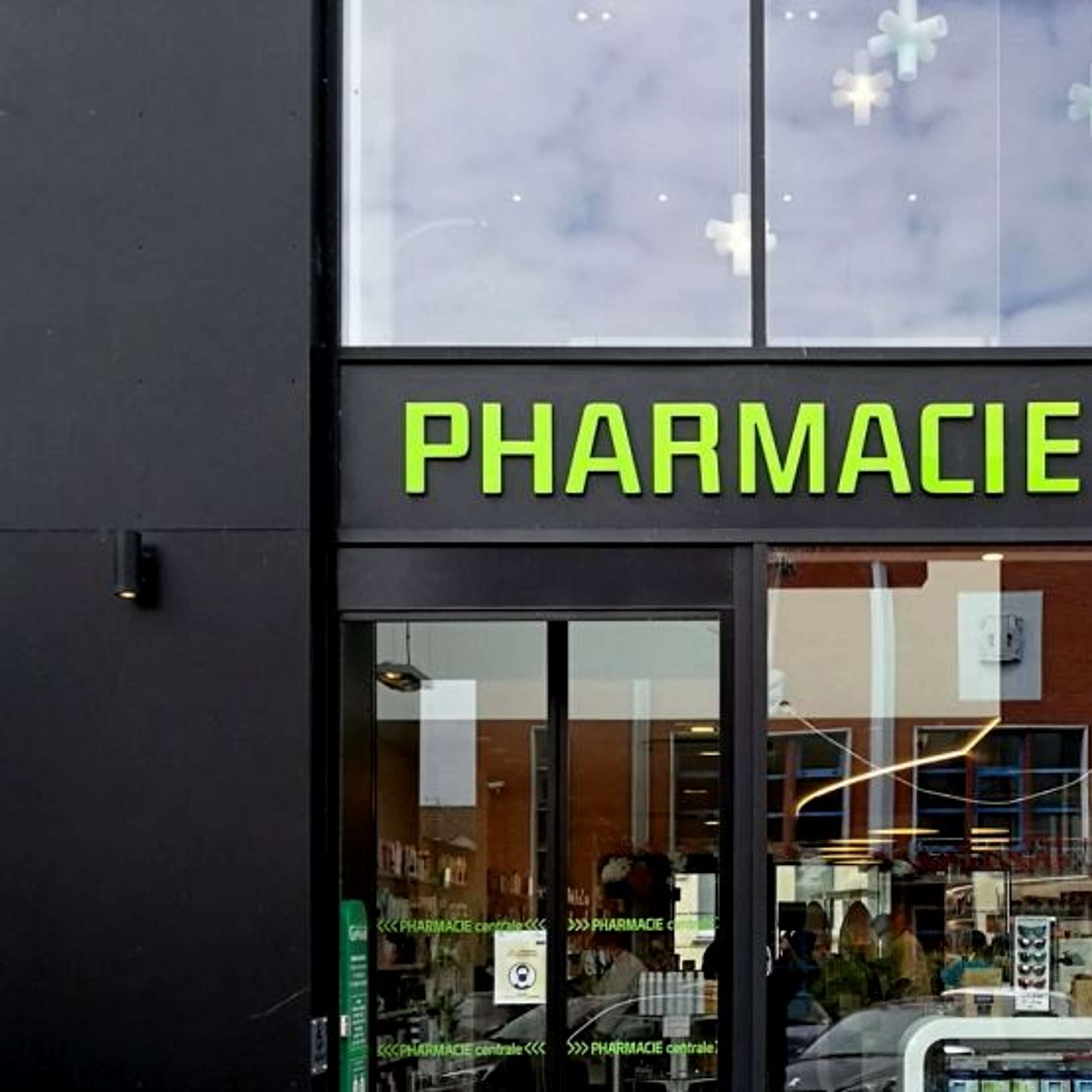Signalétique-extérieure-pour-pharmacie-medd-agencement-de-pharmacie