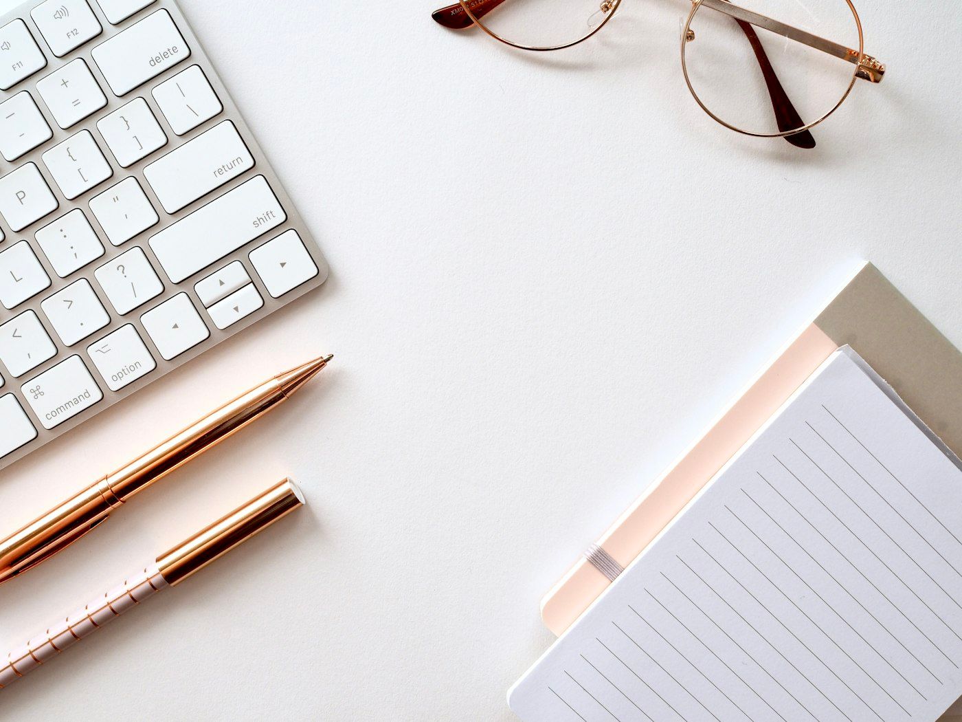 A dietitian's desk with a notepad, pen and folder of client materials set up for a consultation, photo by Jess Bailey on Unsplash
