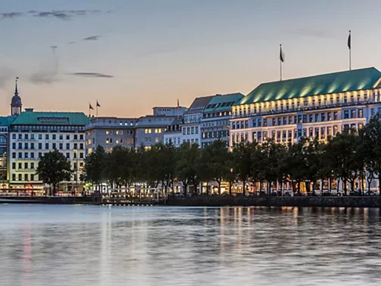 Fairmont Hotel Vier Jahreszeiten, Fassade an der Binnenalster [hh-hvj-fassade.jpg]