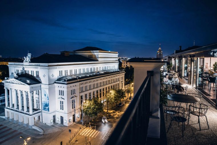 Stage22 · Rooftop bei Nacht