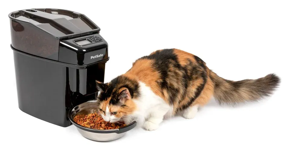 Manufacturer image of PetSafe Healthy Pet Simply Feed PFD00-14574 with a cat eating from its exposed steel bowl.