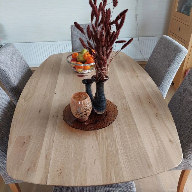 Ovale eiken eettafel met grijze stoelen, behandeld met Osmo TopOil 3068, Natural