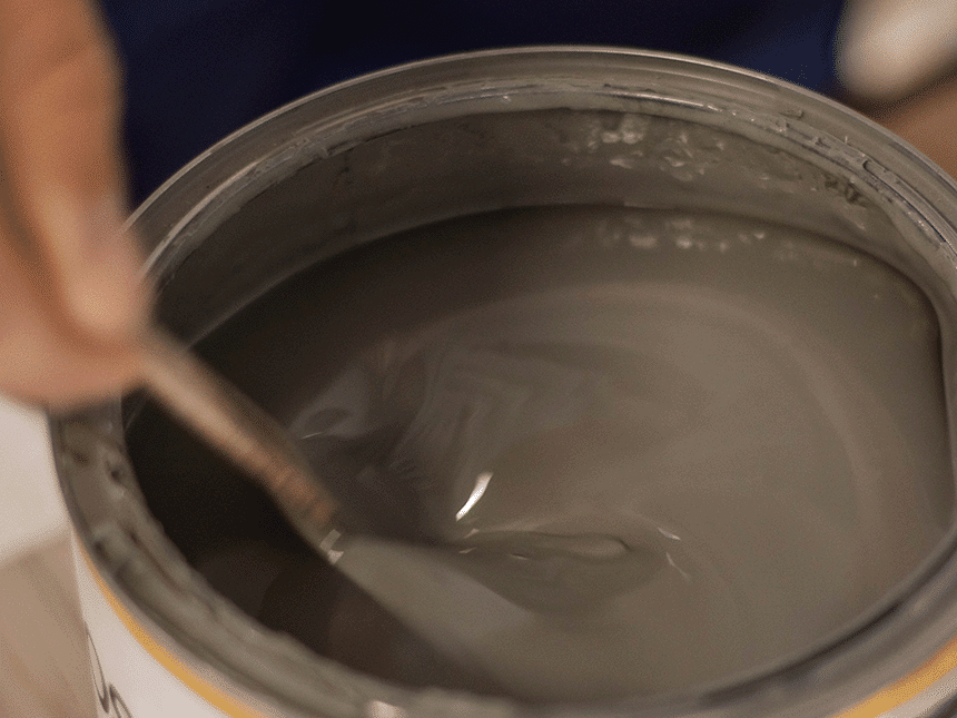 Persoon is verf aan het roeren