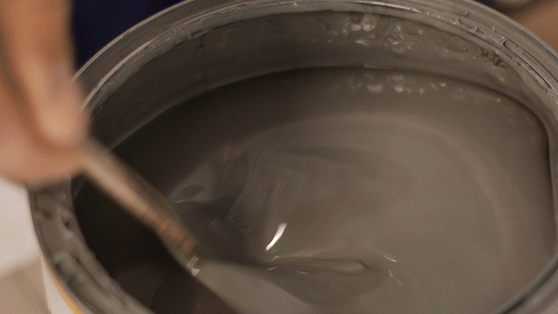 Persoon is verf aan het roeren