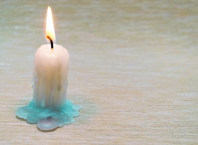 Kaars smelt op houten vloer