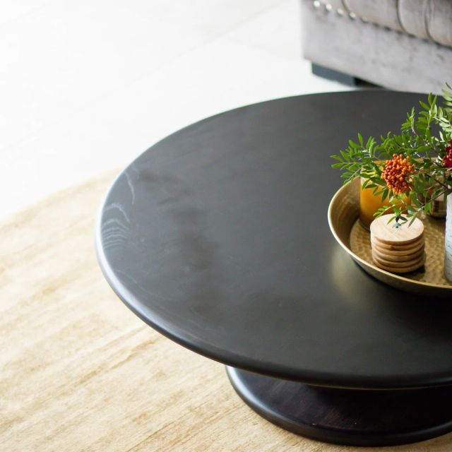 Ronde eiken salontafel met zuilvoet van bovenaf, behandeld met Osmo Decorwas Creativ 3169, Zwart