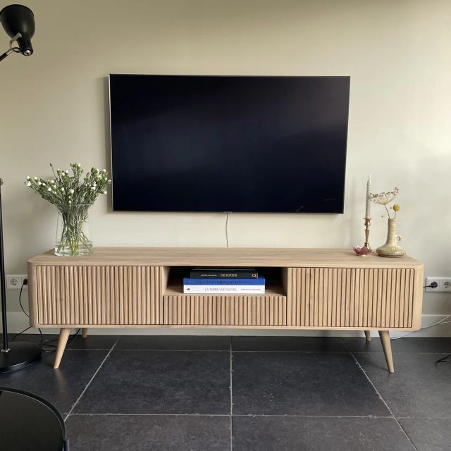 Eiken tv-meubel met lamellenfront onder de televisie, behandeld met Osmo TopOil 3068, Natural