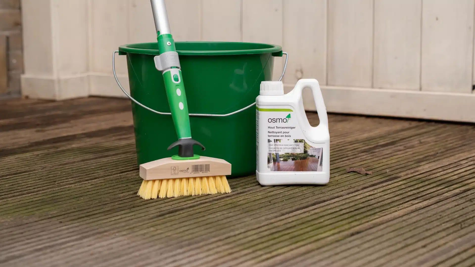 Osmo Terrasreiniger op groen terras