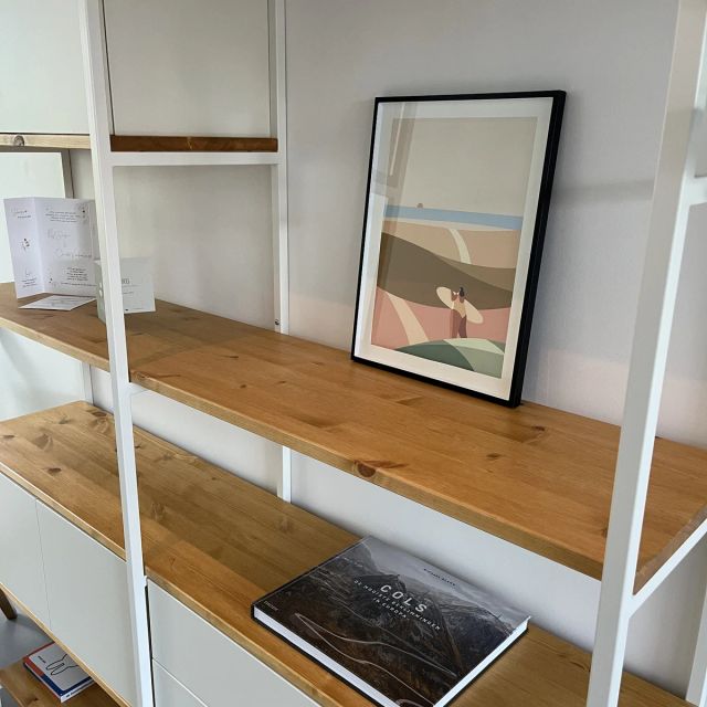 Eiken kastplanken in een wit open rek, behandeld met Osmo TopOil 3028, Kleurloos zijde-mat