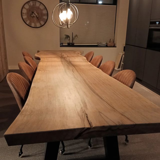 Lange eiken boomstamtafel in een vergaderruimte, behandeld met Osmo TopOil 3068, Natural