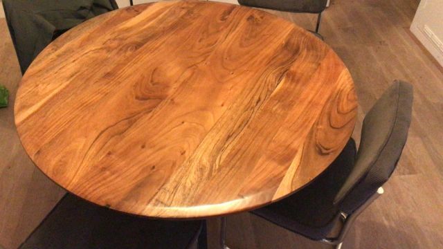 Ronde tafel van acaciahout met warme, gevlamde houtnerf
