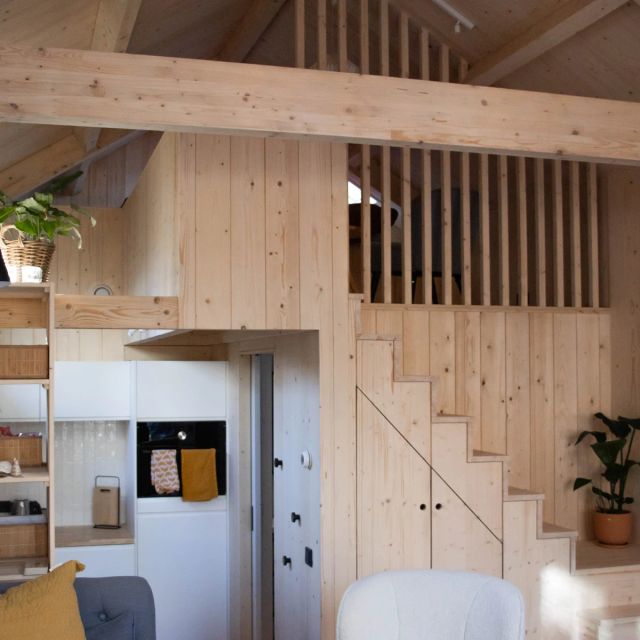 Vuren tiny house met lichte trap, kasten en wanden, behandeld met Osmo Hardwax-Olie Effect 3041, Natural