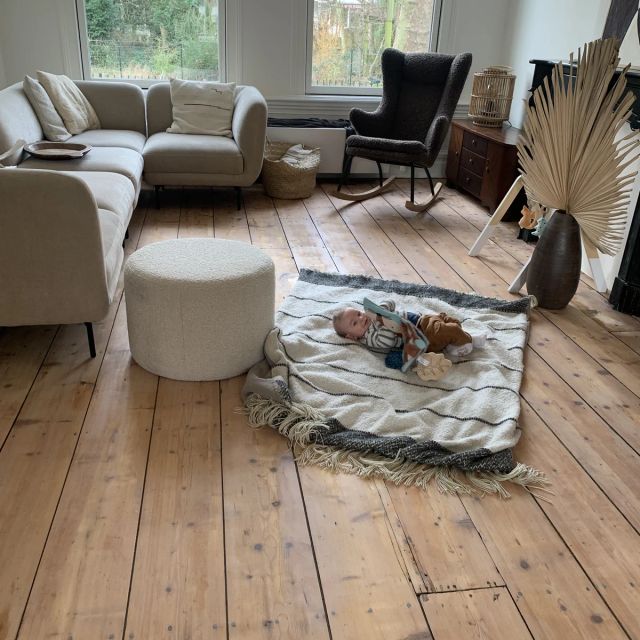 Grenen vloer in een klassieke woonkamer met hoekbank, behandeld met Osmo Hardwax-Olie Effect 3041, Natural