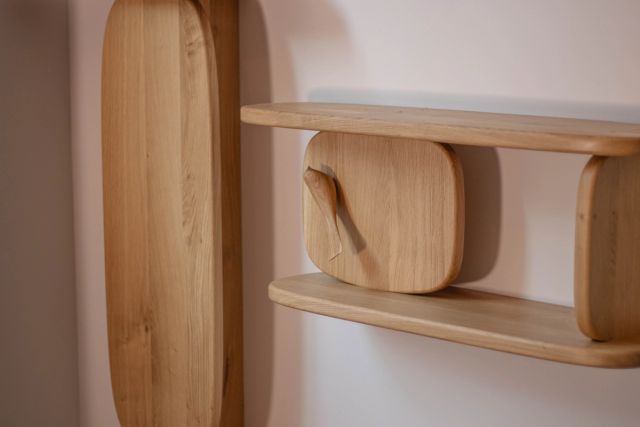 Licht houten wandpaneel met ronde vormen, close-up van de nerf