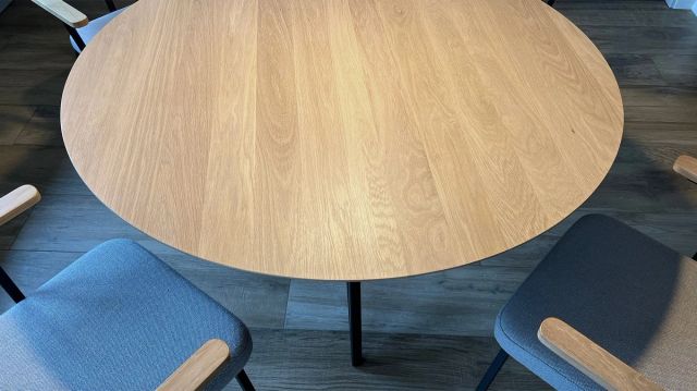 Ronde eikenhouten tafel met blauwe stoelen, onbehandelde uitstraling