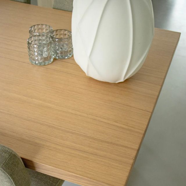 eiken tafel behandelt zonder kleurverschil