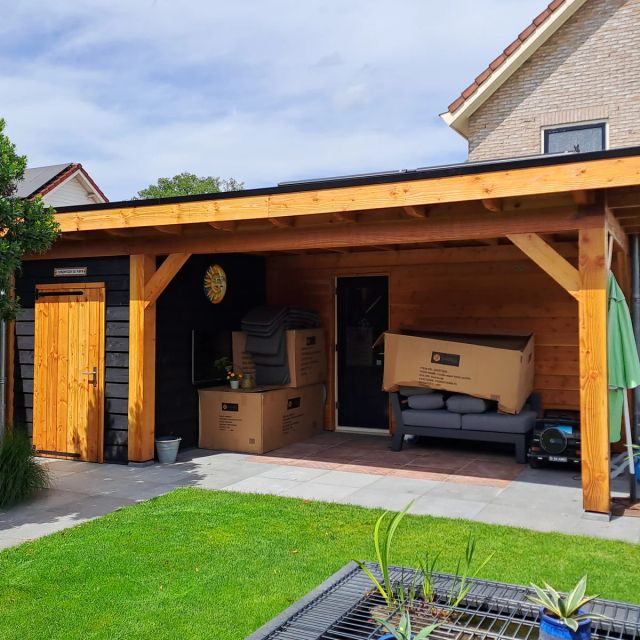 Ingerichte douglas overkapping in de tuin, behandeld met Osmo UV-Beschermingsolie 420, Kleurloos