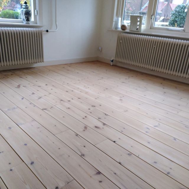 Grenen vloer in een lichte kamer met radiatoren, behandeld met Osmo Hardwax-Olie Farbig 3040, Wit