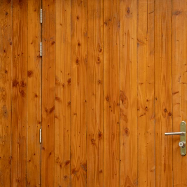 Douglas garagedeur met een warme, egale kleur, behandeld met Osmo UV-Beschermingsolie 420, Kleurloos