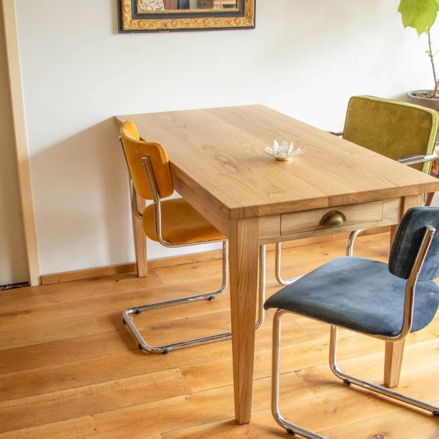 Eiken tafel met lade en kleurrijke stoelen, behandeld met Osmo TopOil 3058, Kleurloos mat
