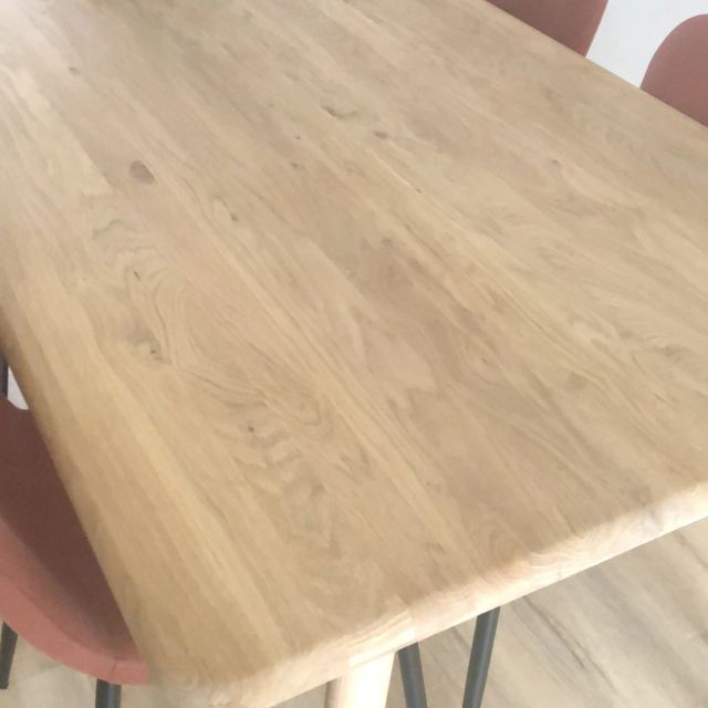 Eiken eettafel met roze stoelen, licht en natuurlijk behandeld met Osmo TopOil 3068, Natural