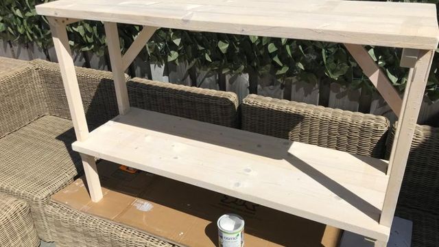 Onbehandelde vurenhouten sidetable buiten, met kwast en blik ernaast