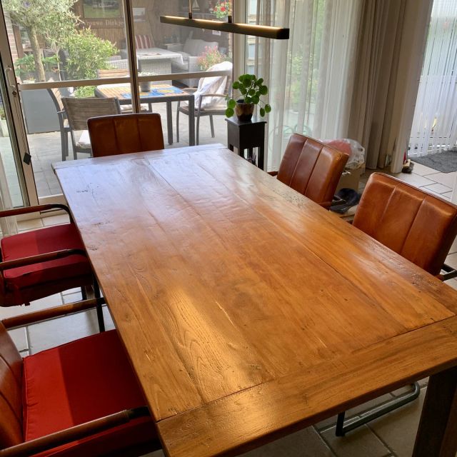 Eiken eettafel met rode stoelen bij de tuindeuren, behandeld met Osmo Hardwaxolie Original 3032, Kleurloos zijde-mat