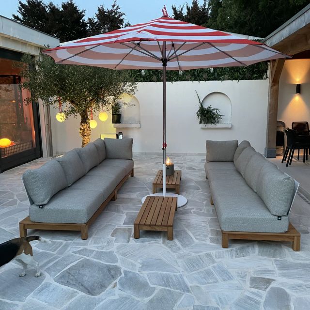 Teak loungebanken met salontafel op de patio, behandeld met Osmo Terras-Olie 013, Garapa