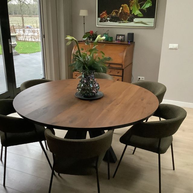 Ronde eiken eettafel met donkere stoelen in de woonkamer, behandeld met Osmo TopOil 3058, Kleurloos mat