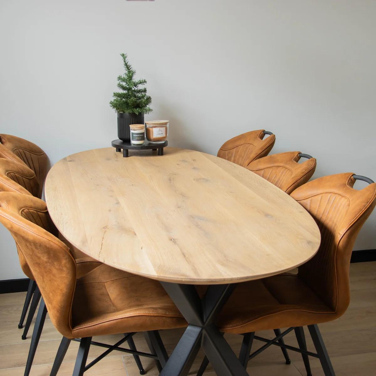Ovale eiken eettafel met een lichte, naturelle look