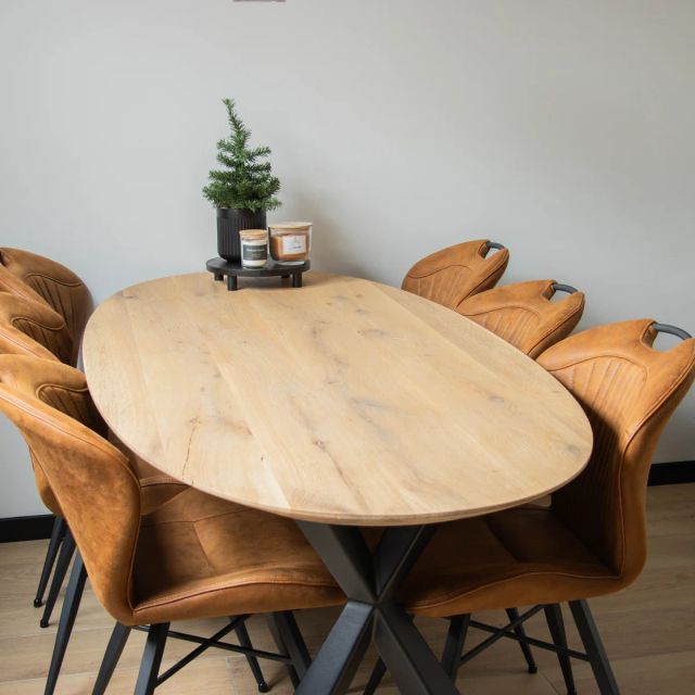 Ovale eiken eettafel met cognackleurige stoelen, behandeld met Osmo TopOil 3068, Natural