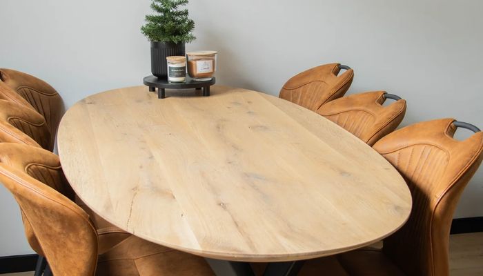 Ovale eiken eettafel met een lichte, naturelle look