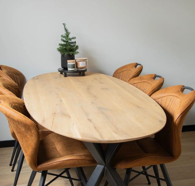 Ovale eiken eettafel met een lichte, naturelle look